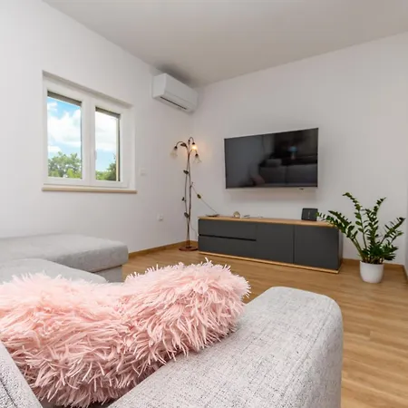 بيت للعطل House Melani *