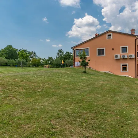House Melani بيت للعطل Žminj